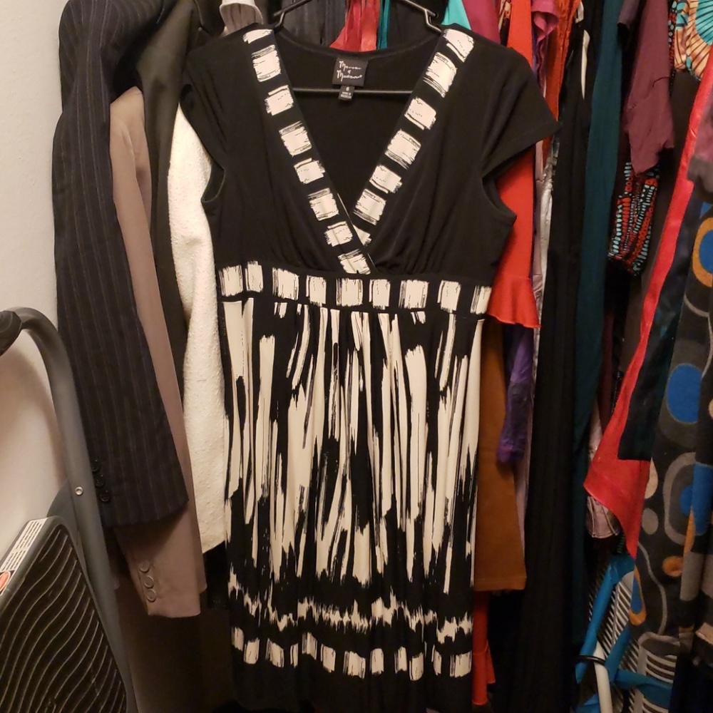 Black white patter v neck dress